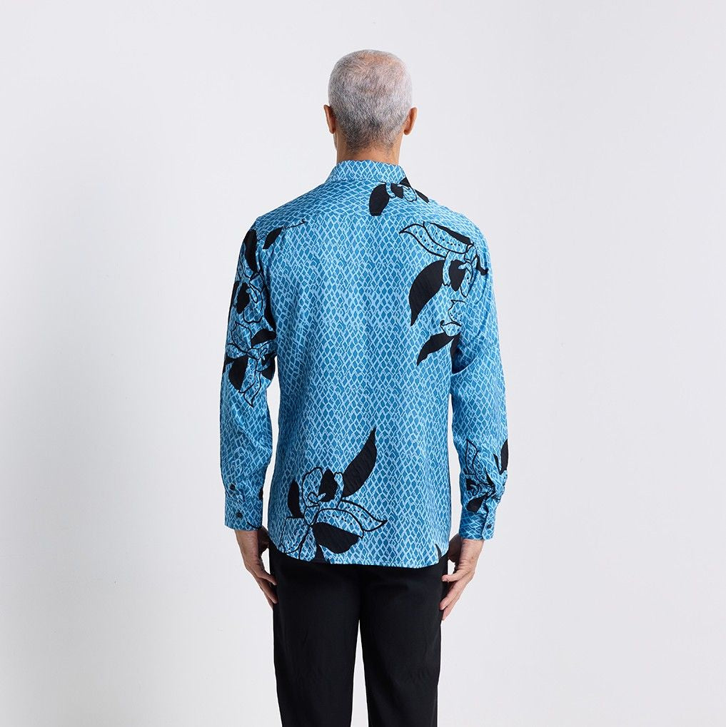 Back of long sleeve blooming lace in azure 