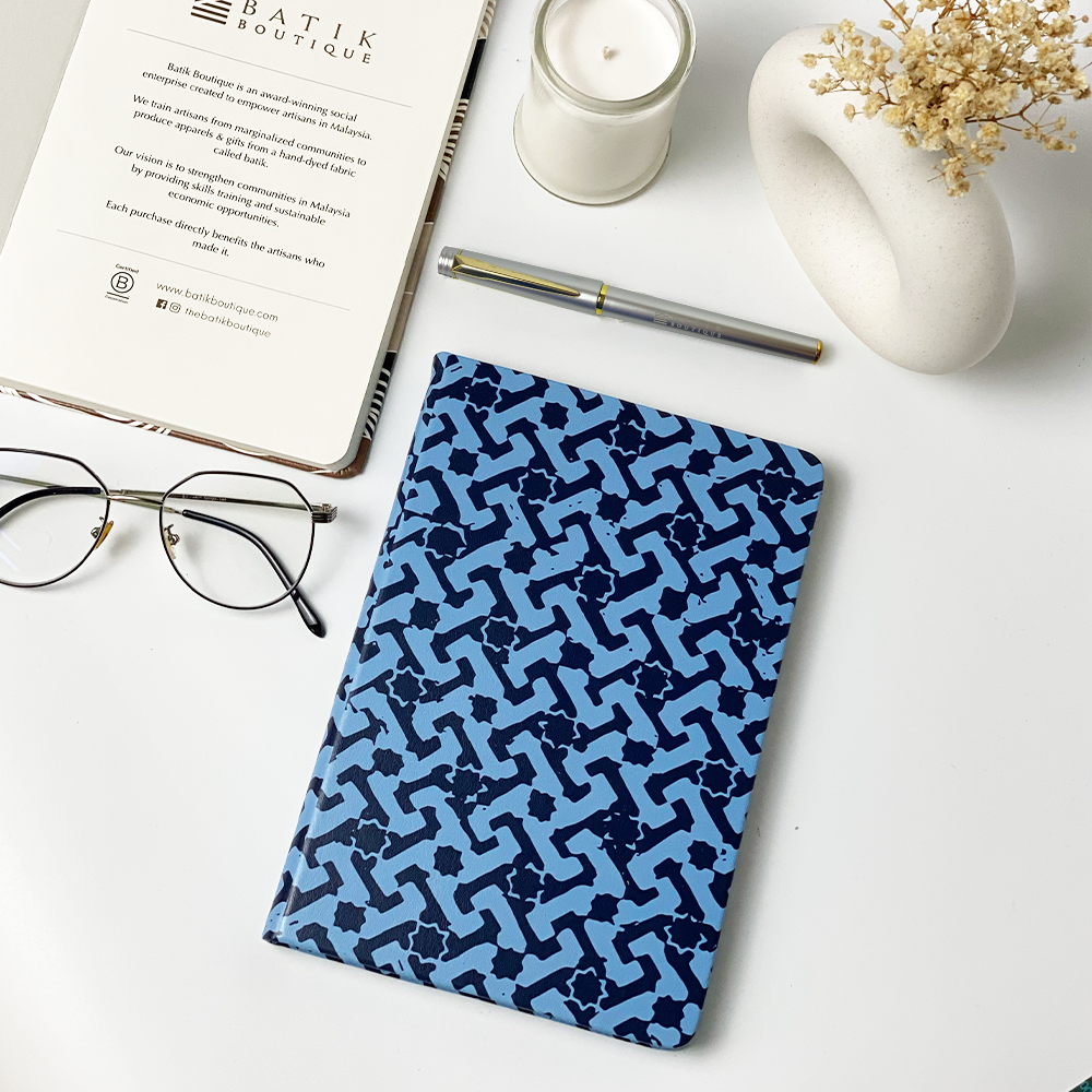 Batik-Inspired_Notebook_-_Midnight_Arabesque_Pen_3_e54d574c-352e-43aa-86ea-f1151647553c.png