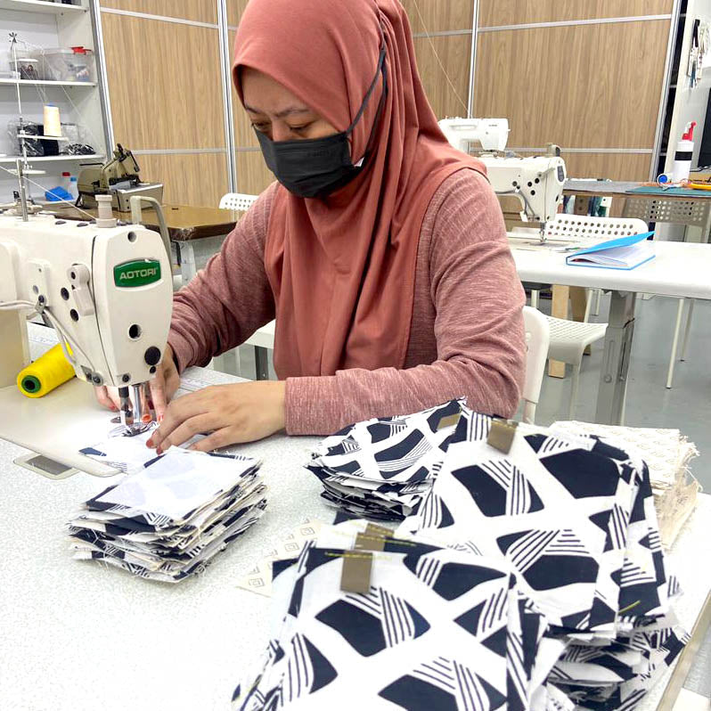 BatikCoasterSet_Reversible_-NasiLemak-artisans