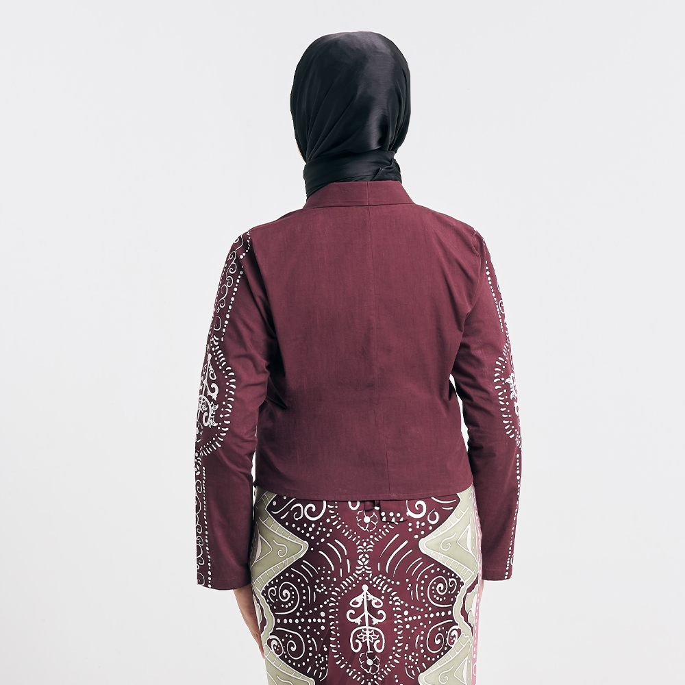 Back View of Batik Kebaya Jacket – A tailored back view emphasizing the clean structure and fit of the kebaya jacket