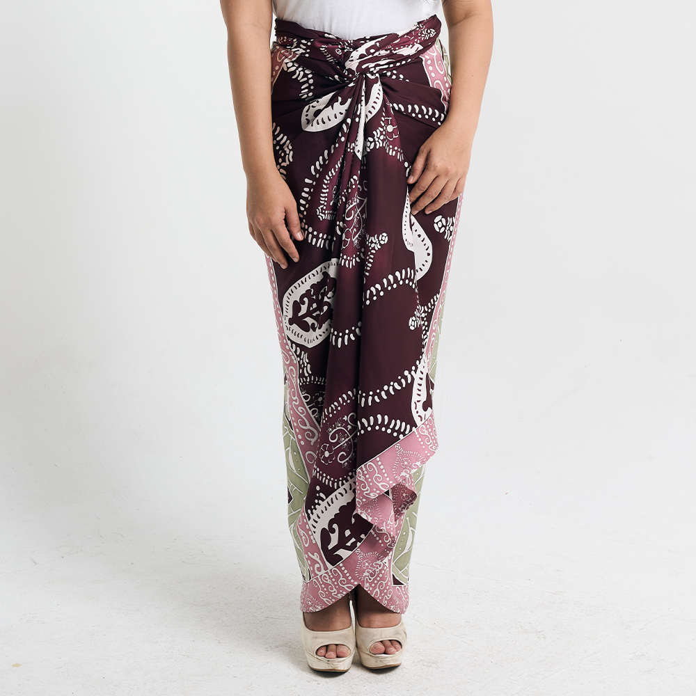 Full-Length Maroon Batik Pareo Look – A model showcasing the graceful drape and design of the maroon Petola batik pareo