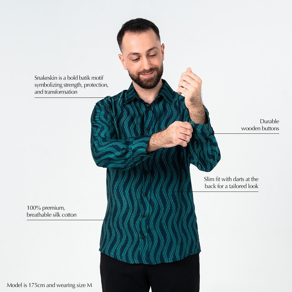 description photo of the teal snakeskin with unique qualties 