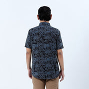 model wearing the jet rumpai facing backwards 