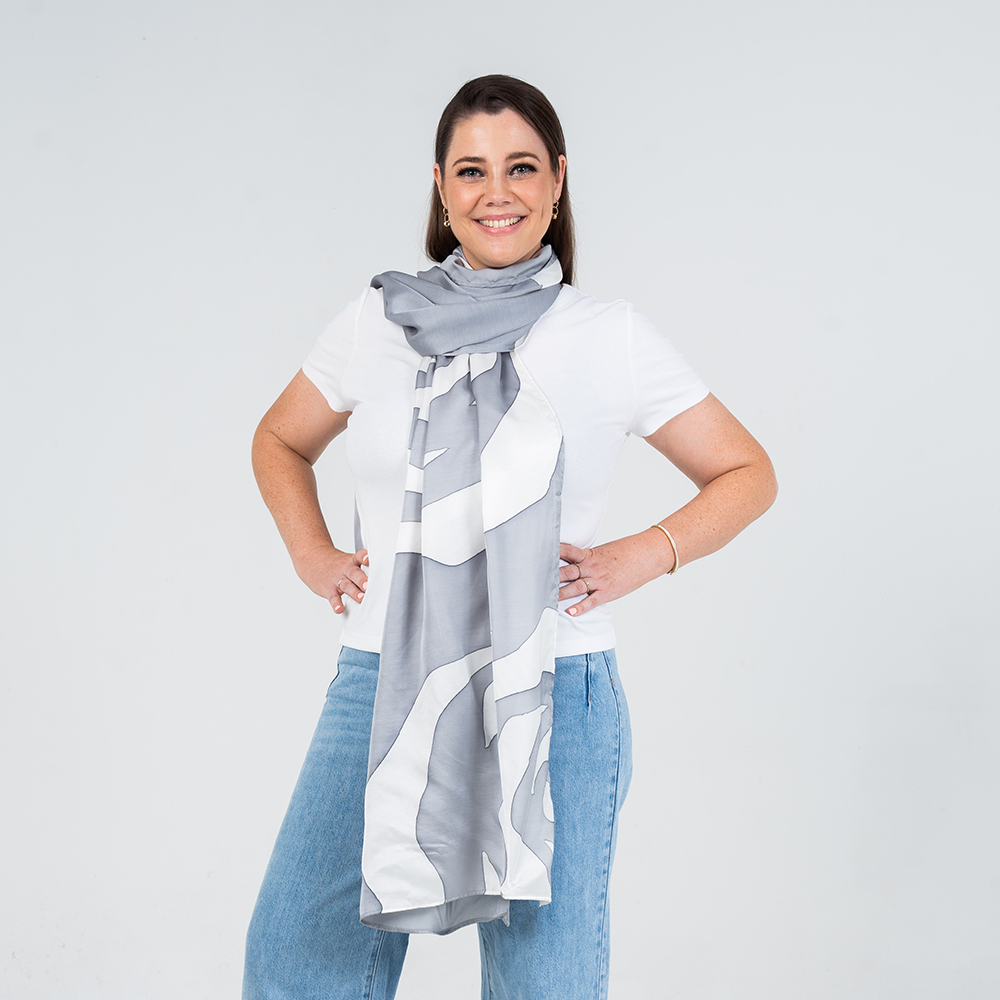 Scarf_SilverRose_Lifestyle.png
