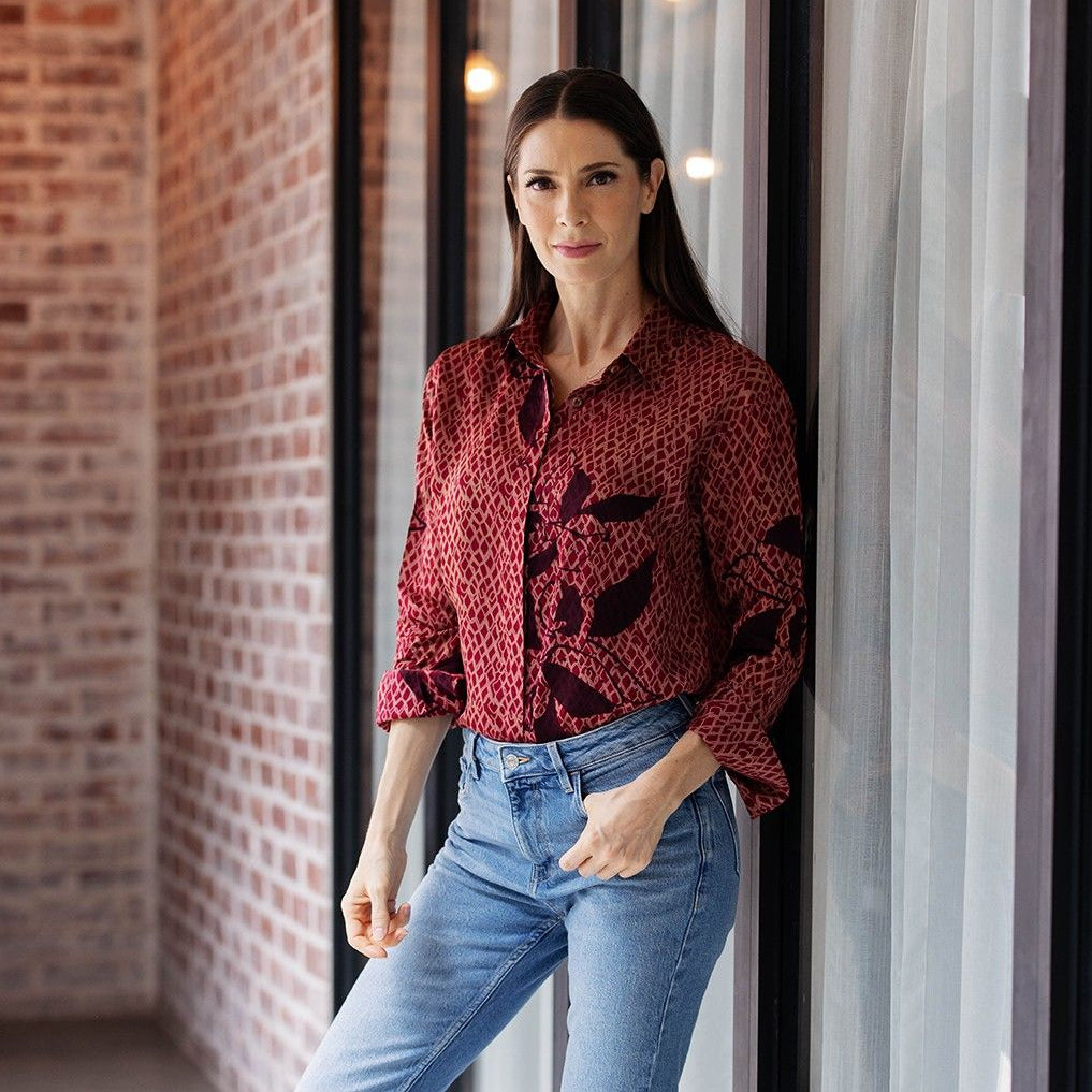 Womens-shirt-maroonlace-lifestyle_3e6a8755-41e4-4410-94b3-4d3f447a04b.jpg